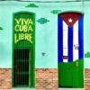 Bunte Hauseingänge drücken Patriotismus aus in Havanna auf Kuba - Gruppenreisen für Alleinreisende & Erlebnisreisen | QUERIDO MUNDO