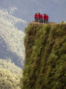 Gruppenreisen für Alleinreisende I Anden Mountainbiken auf der Todesstraße in der Nähe von La Paz