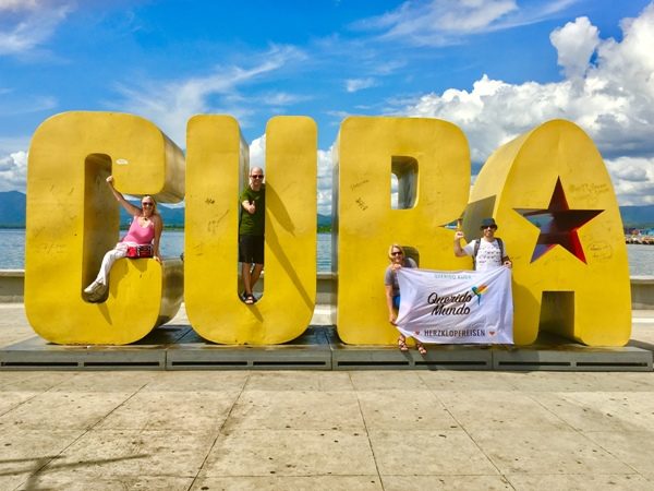 Querido Gruppe & riesige Cuba Buchstaben in Santiago de Cuba auf Kuba - Gruppenreisen für Alleinreisende & Erlebnisreisen | QUERIDO MUNDO