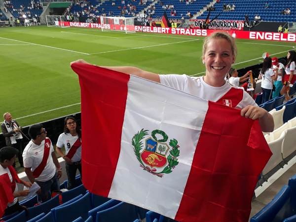 Mit peruanischer Flagge im Fussballstadion - Liebesbrief an Peru von Hannah Lambeck | QUERIDO MUNDO - Gruppenreisen nach Lateinamerika