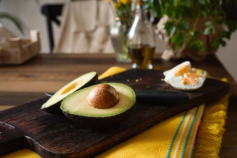 avocado-ei-schneiden-causa-rellena Avocado und Ei schneiden - Causa Rellena